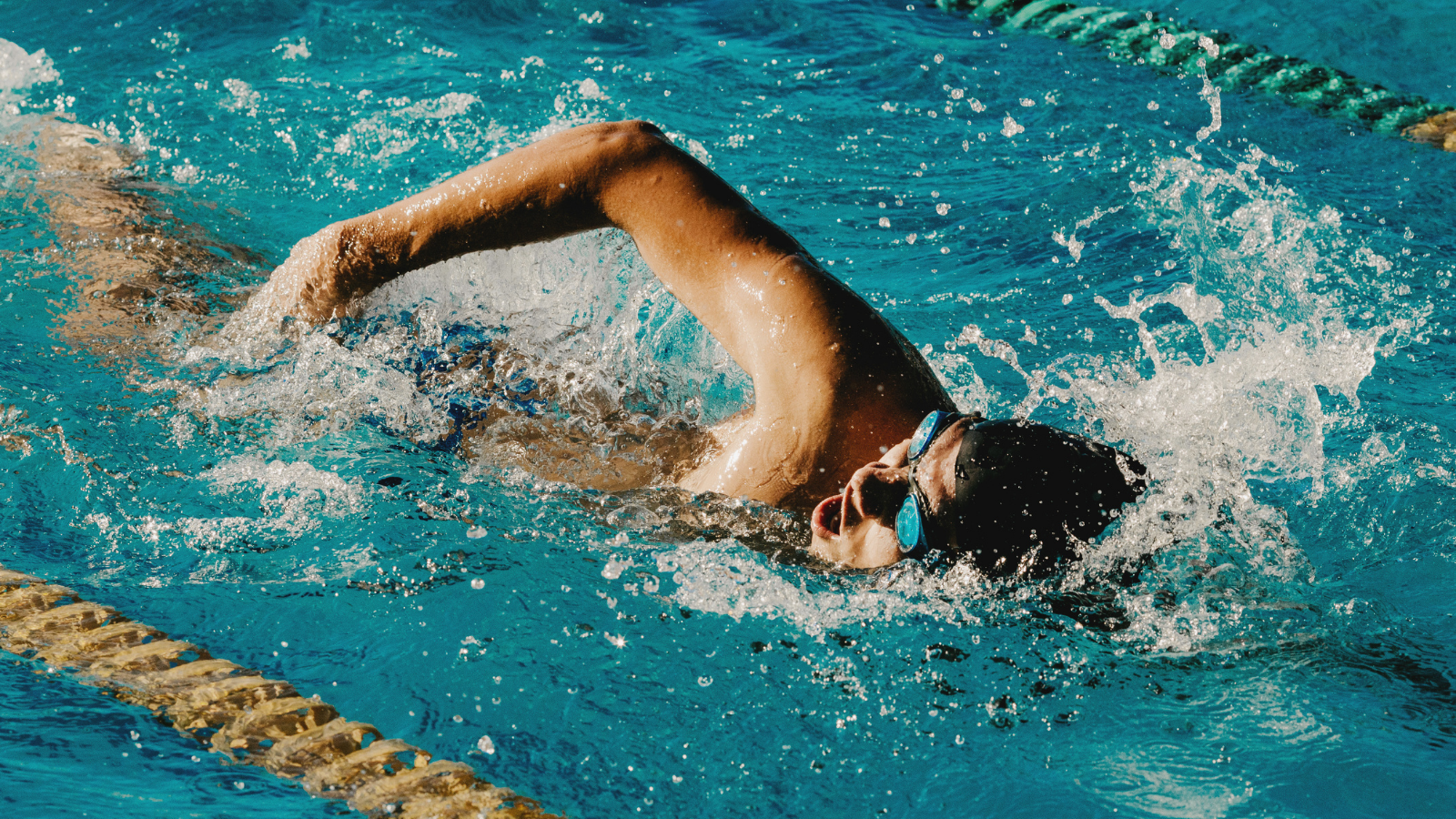 Un uomo che nuota in piscina